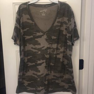 Women’s V-neck Tee Size XL
